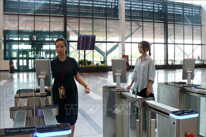 Khu vực kiểm soát an ninh được trang bị công nghệ nhận diện sinh trắc học. Ảnh: Tiến Lực - TTXVN