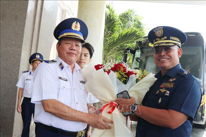 Major General Tran Quang Tuan, Commander of the Vietnam Coast Guard Region 2, welcome the Philippine dêlgation. VNA Photo: Đoàn Hữu Trung
