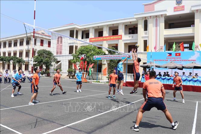 Vietnamese and Philippine officers and soldiers take part in a friendly volleyball match. VNA Photo: Đoàn Hữu Trung