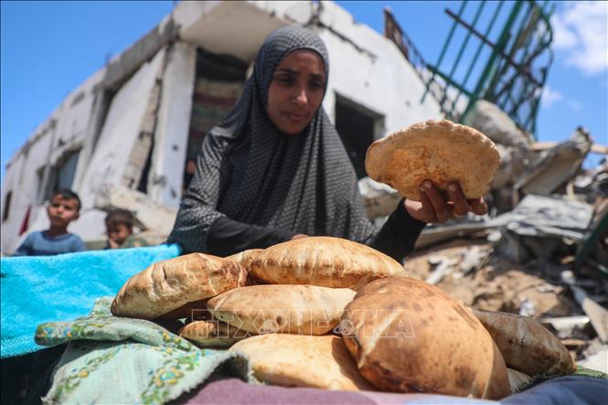 Người dân Palestine tại trại tị nạn ở Gaza. Ảnh: THX/TTXVN