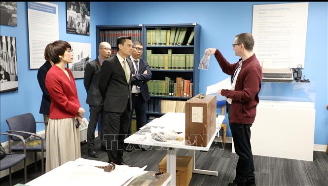 Chuyên gia sử học LHQ (bên phải) giới thiệu với đoàn cán bộ Việt Nam các tư liệu về Việt Nam tại LHQ. Ảnh: Thanh Tuấn - PV TTXVN tại Mỹ