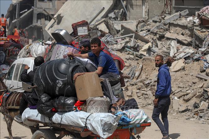 Người dân Palestine đi sơ tán tránh xung đột tại Gaza. Ảnh: THX/TTXVN