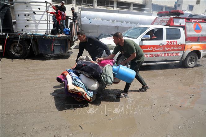 Người dân Palestine đi sơ tán tránh xung đột tại Gaza. Ảnh: THX/TTXVN