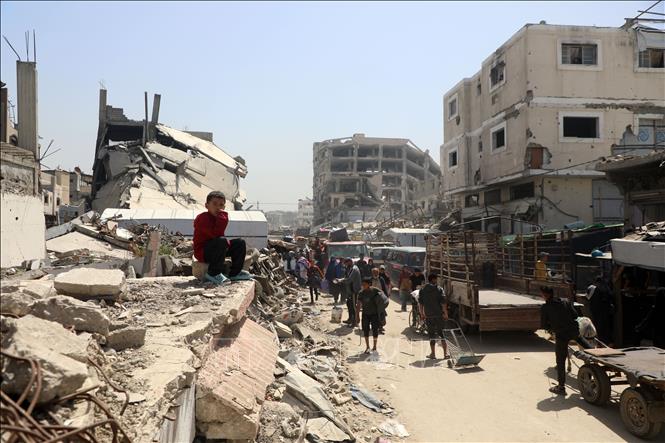 Người dân Palestine đi sơ tán tránh xung đột tại Gaza. Ảnh: THX/TTXVN