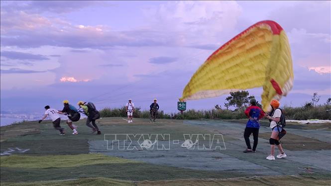 Booking.com, atourism service provider, reveals that 69% of Gen Z wanted to try one-of-a-kind destination experiences such as skydiving and hot air ballooning. VNA Photo
