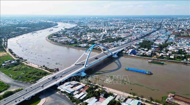 Tran Hoang Na Bridge spans the Can Tho River, linking Cai Rang district and Ninh Kieu district in Can Tho city. VNA Photo: Vũ Sinh