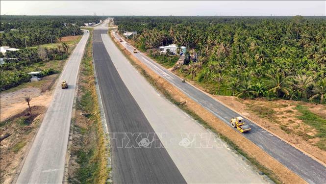 Road section connected to Rach Mieu 2 Bridge in Chau Thanh district, Ben Tre province. VNA Photo: Vũ Sinh