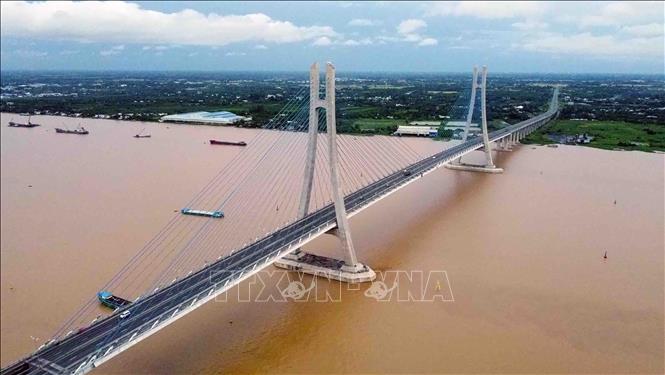 Vam Cong Bridge, a cable-stayed bridge over the Hau River, connects Can Tho city and Dong Thap province. VNA Photo: Vũ Sinh