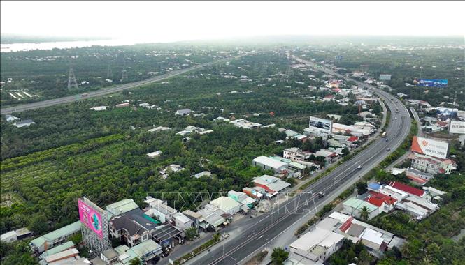 Highway leading to My Thuan 1 and My Thuan 2 Bridges, linking Tien Giang province and Vinh Long province. VNA Photo: Vũ Sinh