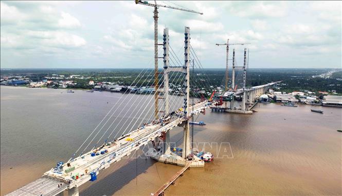 Rach Mieu 2 Bridge under construction – a cable-stayed bridge spanning the Tien River to connect Tien Giang and Ben Tre provinces. VNA Photo: Vũ Sinh