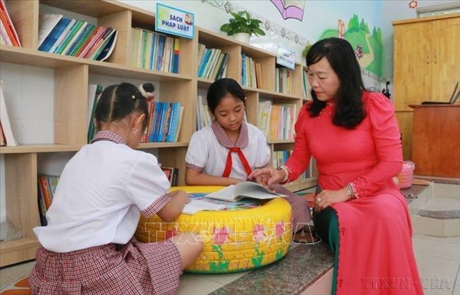 Để xây dựng và phát triển văn hóa đọc, nhất là đối tượng học sinh, tỉnh Đồng Nai nỗ lực triển khai nhiều mô hình như “Ngôi nhà trí tuệ” và “Thư viện xanh” tại các trường học. Trong ảnh: Cô và trò Trường tiểu học Hiệp Hòa (thành phố Biên Hòa, Đồng Nai) cùng đọc sách (07/11/2024). Ảnh: Lê Xuân-TTXVN