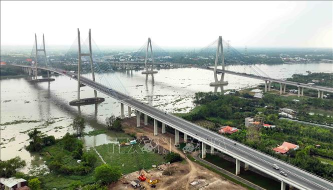 My Thuan 1 and My Thuan 2 are cable-stayed bridges over the Tien River, connecting Tien Giang and Vinh Long provinces. Located 125 km southwest of Ho Chi Minh City on National Highway 1, these bridges serve as a vital transportation axis in the Mekong Delta. VNA Photo: Vũ Sinh