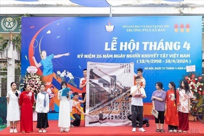 Giới thiệu, tuyên truyền sách hưởng ứng Ngày Văn hóa đọc được học sinh khuyết tật trường PTCS Xã Đàn (Hà Nội) thể hiện hấp dẫn và lôi cuốn (17/4/2024). Ảnh: TTXVN phát