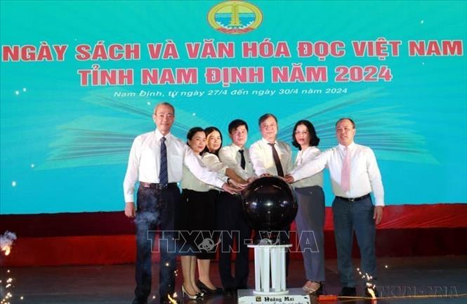 Lãnh đạo tỉnh Nam Định và các sở, ngành của tỉnh khai mạc Ngày sách và văn hóa đọc tỉnh Nam Định (27/4/2024). Ảnh: Văn Đạt - TTXVN
