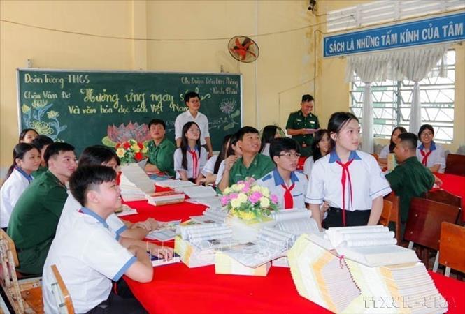 Biên phòng Sóc Trăng hưởng ứng Ngày văn hóa đọc và đưa sách về với học sinh khu vực biên giới biển (2024). Ảnh: TTXVN phát