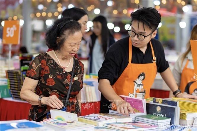 Độc giả cao tuổi đến Hội sách chào mừng Ngày sách và Văn hoá đọc Việt Nam lần thứ ba (Hà Nội, 17/4/2024). Ảnh: Đoàn Công Vũ/TTXVN phát