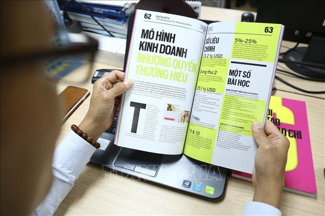  Thông tấn xã Việt Nam (TTXVN) ra mắt cuốn sách “Báo cáo toàn cầu về Đổi mới Sáng tạo trong Báo chí 2020-2021” bằng tiếng Việt. Cuốn sách phân tích sâu những cách làm sáng tạo trong các tổ chức báo chí, từ các tổ chức chuyên hoạt động trên nền tảng kỹ thuật số, phát thanh truyền hình, tới những tổ chức có sản phẩm là báo in. Ảnh: Minh Quyết - TTXVN

