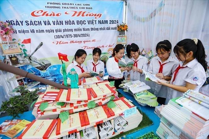 Học sinh hưởng ứng Ngày Sách và Văn hóa đọc Việt Nam tỉnh Hòa Bình lần thứ 3 năm 2024 (17/4/2024). Ảnh: Trọng Đạt-TTXVN