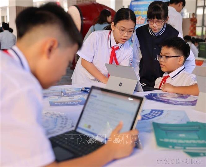 Học sinh Trường THCS Giảng Võ (Ba Đình) đọc sách điện tử tại lễ phát động Tuần lễ hưởng ứng học tập suốt đời năm 2024, với chủ đề “Phát triển văn hóa đọc thúc đẩy học tập suốt đời” (Hà Nội, 2/10/2024). Ảnh: Thanh Tùng - TTXVN