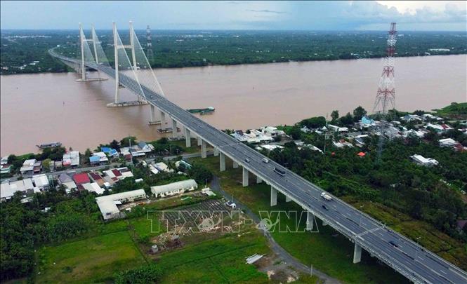 Cao Lanh Bridge, a cable-stayed bridge over the Tien River, connects Cao Lanh city and Lap Vo district in Dong Thap province. VNA Photo: Vũ Sinh