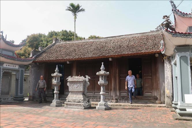 Du khách đến dâng hương, tưởng niệm tại Khu lưu niệm Danh nhân văn hóa Lê Quý Đôn. Ảnh: Vũ Quang – TTXVN