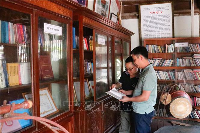 Du khách tham quan thư viện Lê Quý Đôn trong khuôn viên khu lưu niệm. Ảnh: Vũ Quang – TTXVN