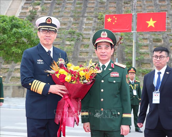 Đại tướng, Bộ trưởng Quốc phòng Phan Văn Giang đón Thượng tướng Đổng Quân, Bộ trưởng Quốc phòng Trung Quốc tại Cửa khẩu Quốc tế Hữu Nghị. Ảnh: Trọng Đức - TTXVN