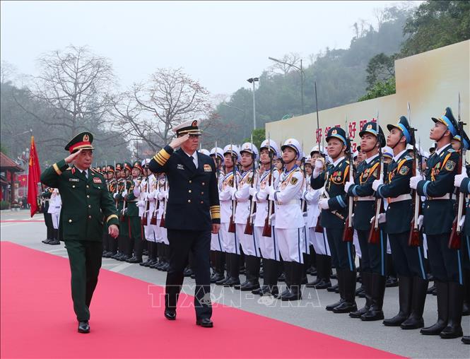 Đại tướng, Bộ trưởng Quốc phòng Phan Văn Giang và Thượng tướng Đổng Quân, Bộ trưởng Quốc phòng Trung Quốc duyệt Đội Danh dự QĐND Việt Nam tại lễ đón. Ảnh: Trọng Đức - TTXVN