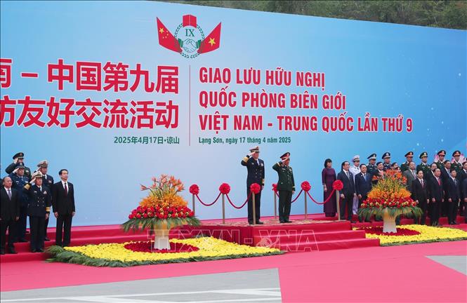 Đại tướng, Bộ trưởng Quốc phòng Phan Văn Giang và Thượng tướng Đổng Quân, Bộ trưởng Quốc phòng Trung Quốc duyệt Đội Danh dự QĐND Việt Nam tại lễ đón. Ảnh: Trọng Đức - TTXVN