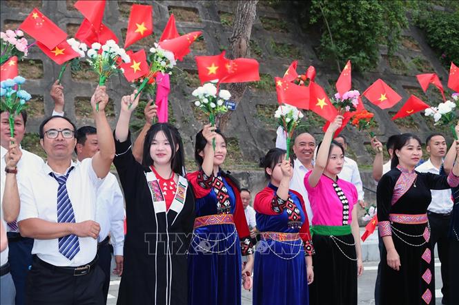 Nhân dân các dân tộc tỉnh Lạng Sơn đón Thượng tướng Đổng Quân, Bộ trưởng Quốc phòng Trung Quốc tại Cửa khẩu Quốc tế Hữu Nghị sang Việt Nam dự chương trình giao lưu. Ảnh: Trọng Đức - TTXVN