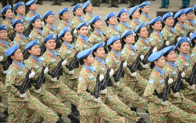 Khối nữ sĩ quan lực lượng Gìn giữ hòa bình Việt Nam tham gia tập luyện. Ảnh: Mạnh Linh-TTXVN