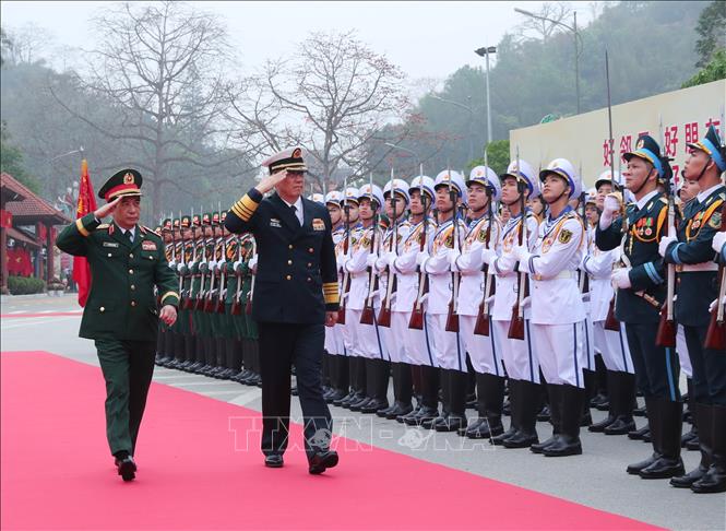 Đại tướng, Bộ trưởng Quốc phòng Phan Văn Giang và Thượng tướng Đổng Quân, Bộ trưởng Quốc phòng Trung Quốc duyệt Đội Danh dự QĐND Việt Nam tại lễ đón. Ảnh: Trọng Đức - TTXVN