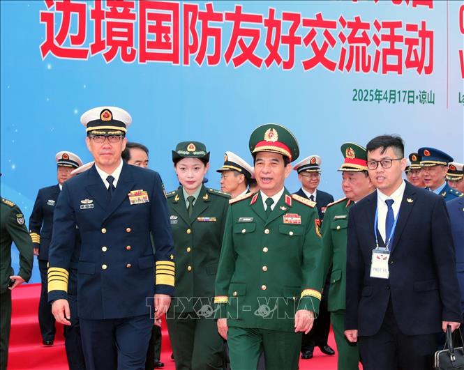 Đại tướng, Bộ trưởng Quốc phòng Phan Văn Giang đón Thượng tướng Đổng Quân, Bộ trưởng Quốc phòng Trung Quốc tại Cửa khẩu Quốc tế Hữu Nghị. Ảnh: Trọng Đức - TTXVN
