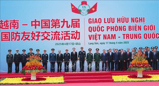 Đại tướng, Bộ trưởng Quốc phòng Phan Văn Giang đón Thượng tướng Đổng Quân, Bộ trưởng Quốc phòng Trung Quốc tại Cửa khẩu Quốc tế Hữu Nghị. Ảnh: Trọng Đức - TTXVN