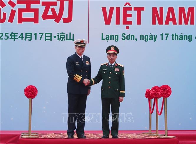 Đại tướng, Bộ trưởng Quốc phòng Phan Văn Giang đón Thượng tướng Đổng Quân, Bộ trưởng Quốc phòng Trung Quốc tại Cửa khẩu Quốc tế Hữu Nghị. Ảnh: Trọng Đức - TTXVN