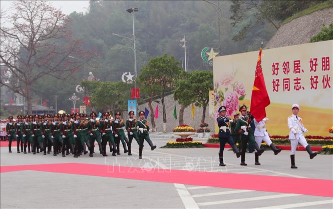 Lễ đón Thượng tướng Đổng Quân, Bộ trưởng Quốc phòng Trung Quốc tại Cửa khẩu Quốc tế Hữu Nghị. Ảnh: Trọng Đức - TTXVN