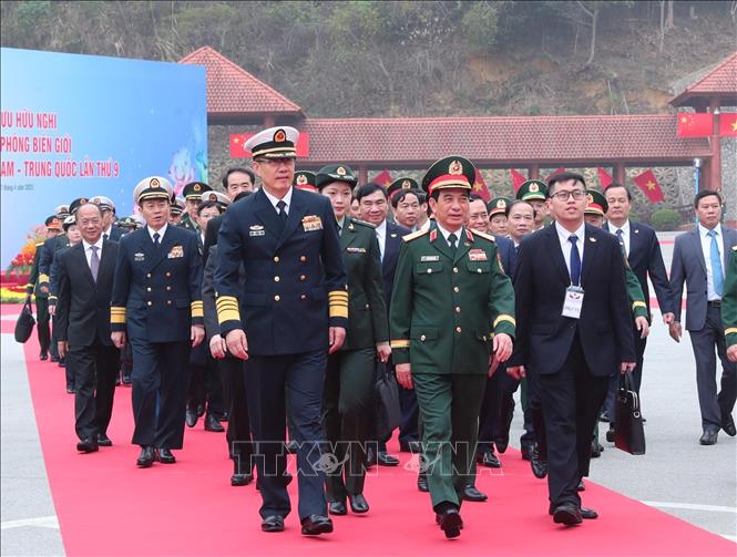 Đại tướng, Bộ trưởng Quốc phòng Phan Văn Giang đón Thượng tướng Đổng Quân, Bộ trưởng Quốc phòng Trung Quốc tại Cửa khẩu Quốc tế Hữu Nghị. Ảnh: Trọng Đức - TTXVN