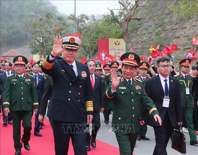 Đại tướng, Bộ trưởng Quốc phòng Phan Văn Giang đón Thượng tướng Đổng Quân, Bộ trưởng Quốc phòng Trung Quốc tại Cửa khẩu Quốc tế Hữu Nghị. Ảnh: Trọng Đức - TTXVN