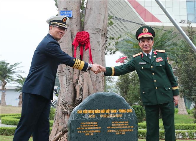 Đại tướng, Bộ trưởng Quốc phòng Phan Văn Giang và Thượng tướng Đổng Quân, Bộ trưởng Quốc phòng Trung Quốc trồng cây hữu nghị tại Cửa khẩu Quốc tế Hữu Nghị. Ảnh: Trọng Đức - TTXVN