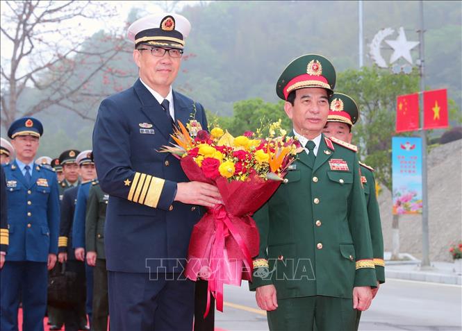 Đại tướng, Bộ trưởng Quốc phòng Phan Văn Giang đón Thượng tướng Đổng Quân, Bộ trưởng Quốc phòng Trung Quốc tại Cửa khẩu Quốc tế Hữu Nghị. Ảnh: Trọng Đức - TTXVN