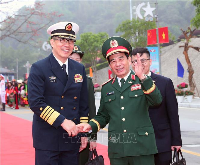 Đại tướng, Bộ trưởng Quốc phòng Phan Văn Giang đón Thượng tướng Đổng Quân, Bộ trưởng Quốc phòng Trung Quốc tại Cửa khẩu Quốc tế Hữu Nghị. Ảnh: Trọng Đức - TTXVN