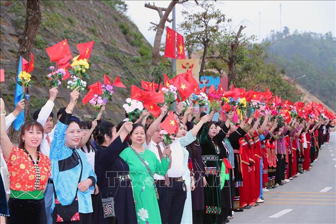 Nhân dân các dân tộc tỉnh Lạng Sơn đón Thượng tướng Đổng Quân, Bộ trưởng Quốc phòng Trung Quốc tại Cửa khẩu Quốc tế Hữu Nghị sang Việt Nam dự chương trình giao lưu. Ảnh: Trọng Đức - TTXVN