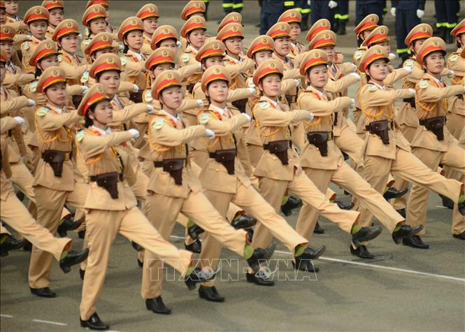 Khối nữ cảnh sát giao thông tham gia tập luyện. Ảnh: Mạnh Linh-TTXVN
