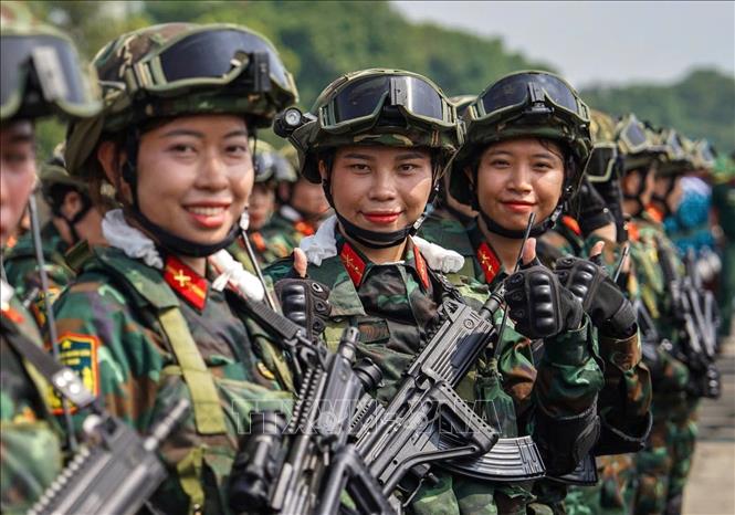 Chiến sĩ biệt động Sài Gòn rạng rỡ nụ cười, lan tỏa tinh thần lạc quan, sẵn sàng hoàn thành tốt nhiệm vụ được giao. Ảnh: Mạnh Linh-TTXVN