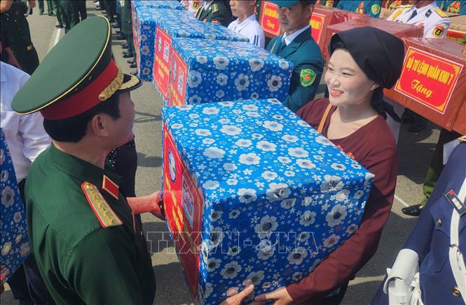 Đại tướng Nguyễn Tân Cương, Tổng Tham mưu trưởng Quân đội nhân dân Việt Nam, Thứ trưởng Bộ Quốc phòng thăm hỏi, tặng quà cho khối nữ dân quân miền Bắc tham gia diễu binh, diễu hành. Ảnh: Mạnh Linh-TTXVN