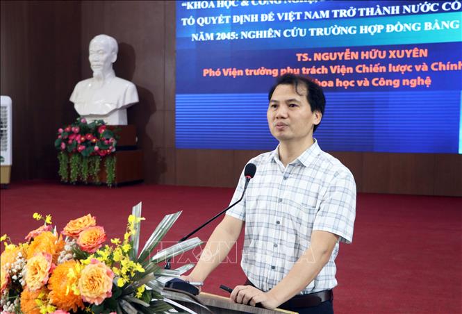 Tiến sĩ Nguyễn Hữu Xuyên, Phó Viện trưởng phụ trách Viện Chiến lược và Chính sách Khoa học và công nghệ (Bộ Khoa học và Công nghệ), phát biểu tại tọa đàm. Ảnh: Phạm Minh Tuấn-TTXVN