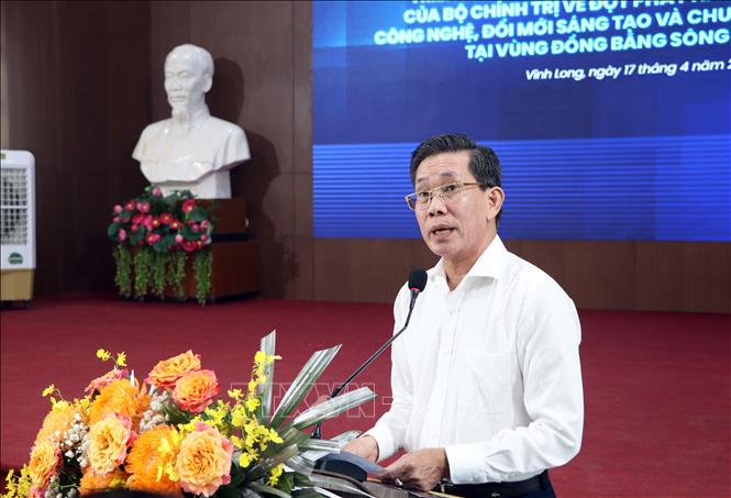 Giáo sư, Tiến sĩ Sử Đình Thành, Giám đốc Đại học Kinh tế Thành phố Hồ Chí Minh phát biểu tại tọa đàm. Ảnh: Phạm Minh Tuấn-TTXVN