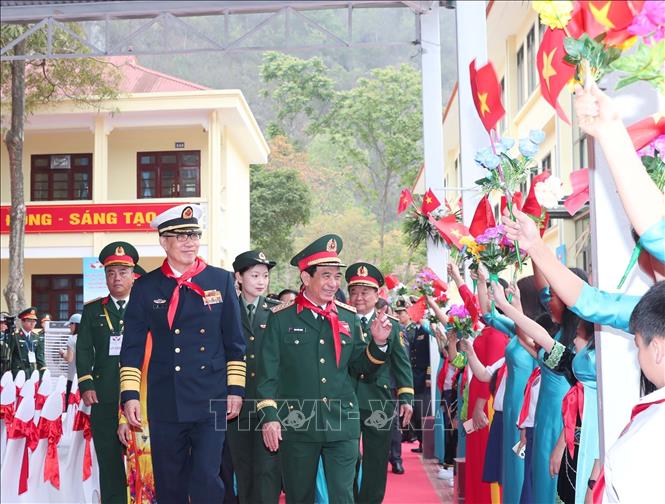 Đại tướng, Bộ trưởng Quốc phòng Phan Văn Giang và Thượng tướng, Bộ trưởng Quốc phòng Trung Quốc Đổng Quân đến thăm và tặng quà trường Tiểu học Đồng Đăng, thành phố Lạng Sơn. Ảnh: Trọng Đức - TTXVN