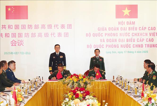 Bộ trưởng Quốc phòng Phan Văn Giang và Bộ trưởng Quốc phòng Trung Quốc Đổng Quân chứng kiến lễ ký kết văn bản hợp tác giữa các cơ quan Bộ Quốc phòng hai nước. Ảnh: Trọng Đức - TTXVN