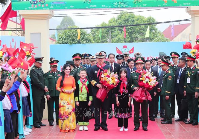 Đại tướng, Bộ trưởng Quốc phòng Phan Văn Giang, Thượng tướng, Bộ trưởng Quốc phòng Trung Quốc Đổng Quân đến thăm và tặng quà trường Tiểu học Đồng Đăng, thành phố Lạng Sơn. Ảnh: Trọng Đức - TTXVN